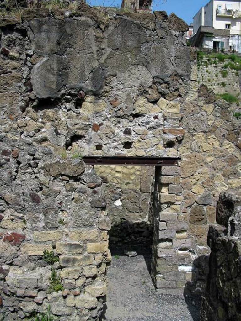 V.27 Herculaneum. May 2003. 
Looking north through doorway from rear room of shop, across corridor to doorway of first room on north side of corridor. 
Photo courtesy of Nicolas Monteix.